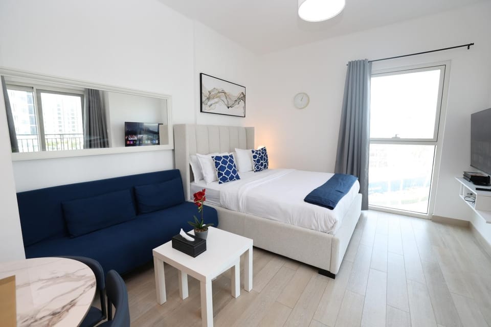 Bed, TV and multimedia, Living room, Photo of the whole room, Seating area, Bedroom