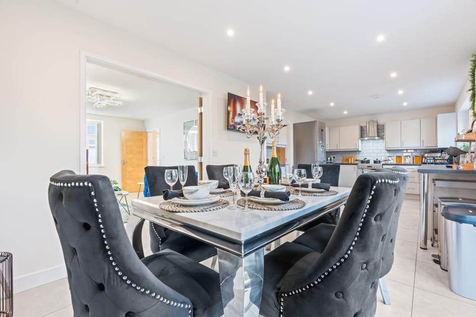 Kitchen or kitchenette, Seating area, Dining area, stove