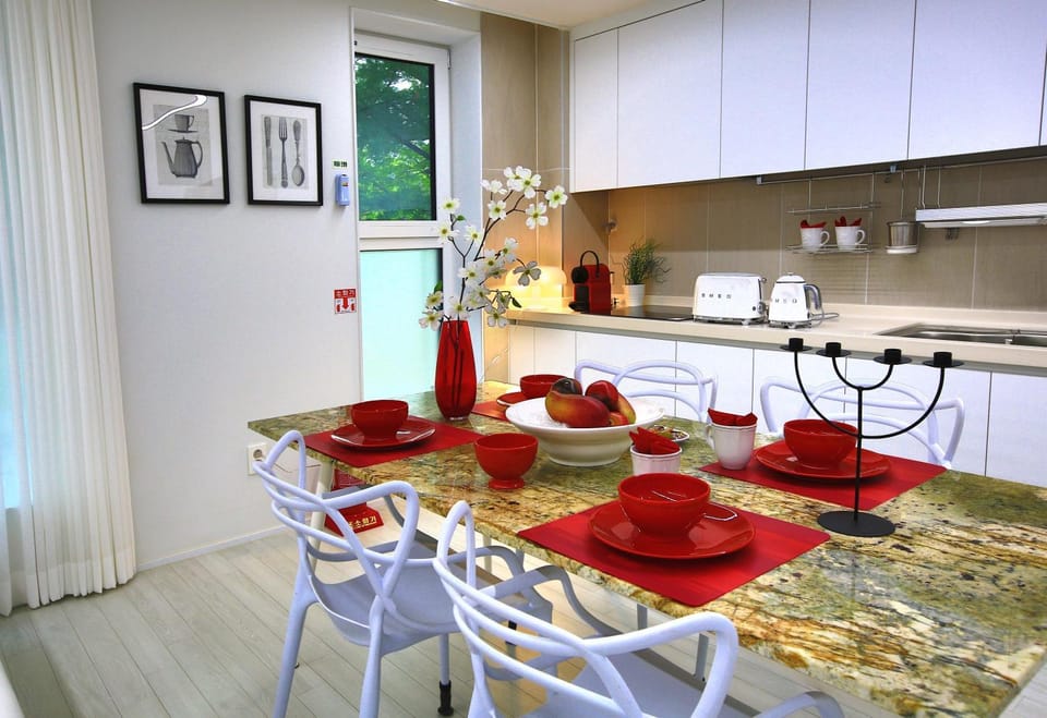 Coffee/tea facilities, Food and drinks, Dining area, stove