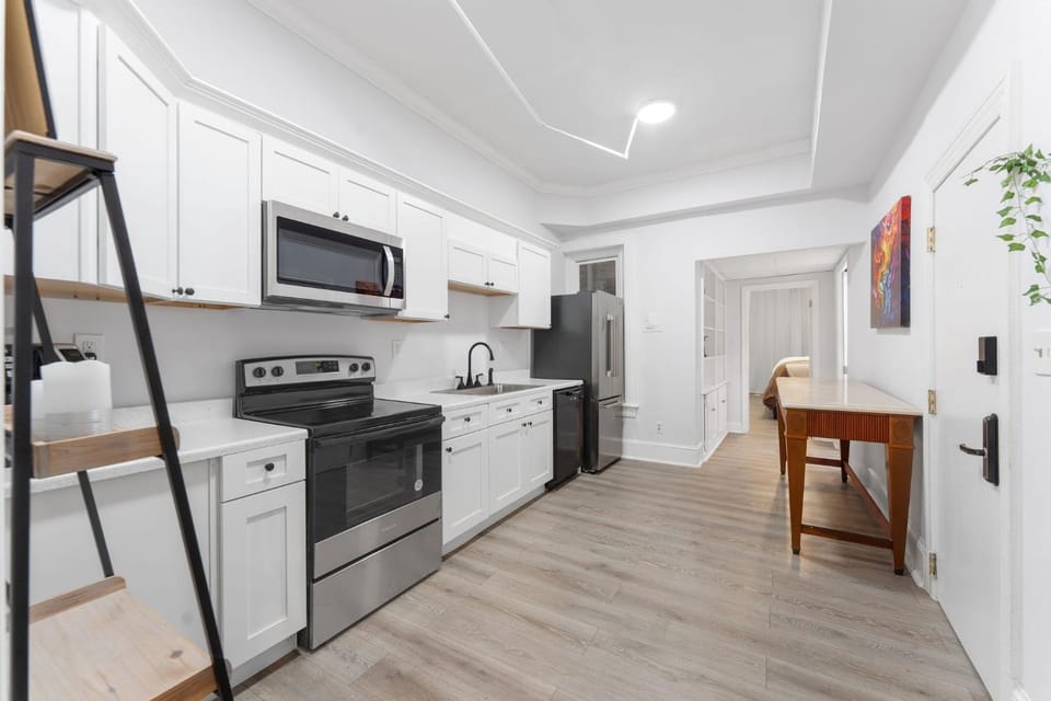 1734 Comfort Stay, 2 Bedrooms, 2 Bath with Kitchen & Wi-Fi Apartment in Arlington