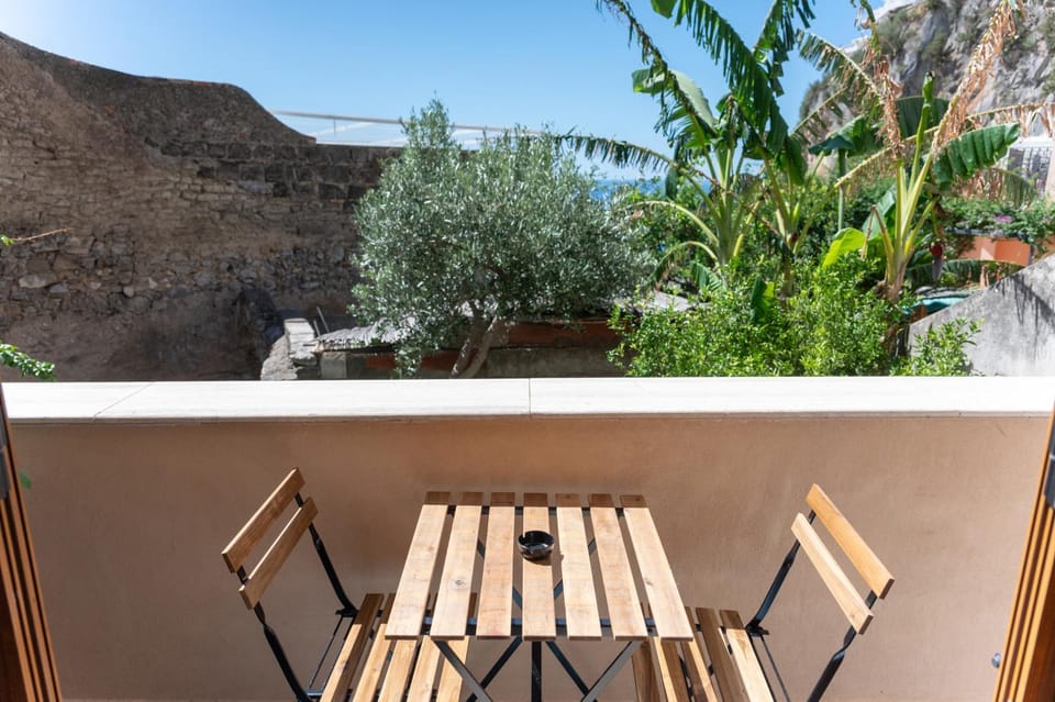 Property building, View (from property/room), Balcony/Terrace, Mountain view, Sea view, Inner courtyard view