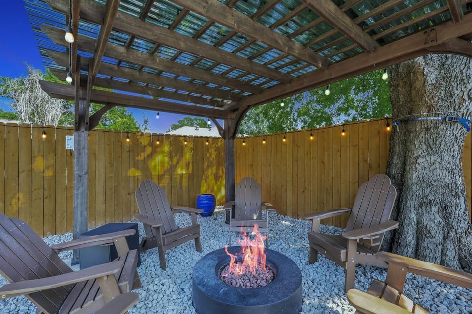 4BD 2BA Bohemian x Southern Getaway w Pool Cinema House in Keller