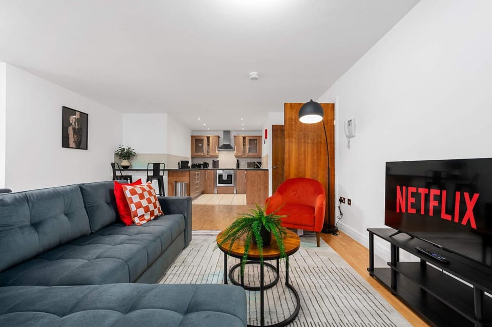 TV and multimedia, Kitchen or kitchenette, Living room, Seating area