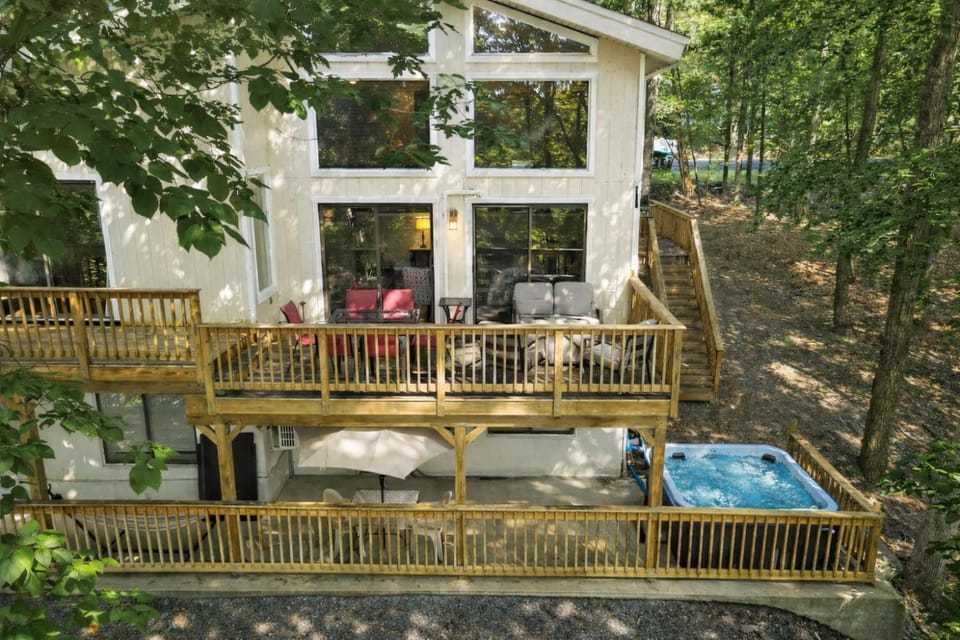 Hot Tub, Lobby or reception, fireplace