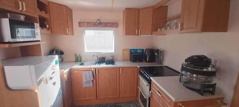 Kitchen or kitchenette, minibar, oven, stove, toaster