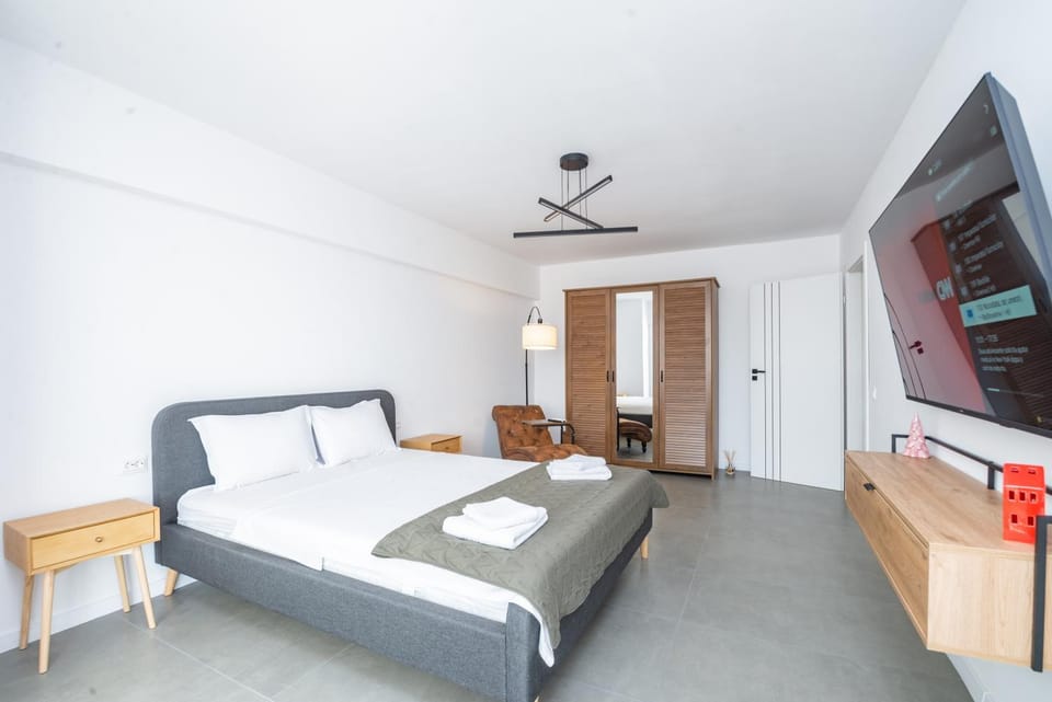 Bed, TV and multimedia, Bedroom