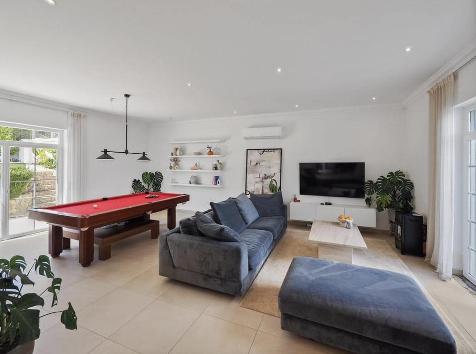 Communal lounge/ TV room, TV and multimedia, Living room, Seating area, Evening entertainment