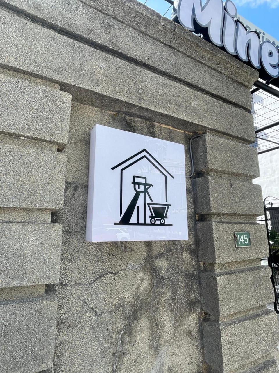 Day, Property logo or sign, Logo/Certificate/Sign, Street view
