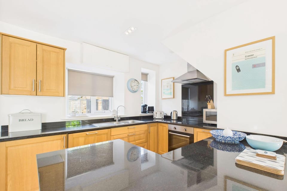 Coffee/tea facilities, dishwasher, oven, stove, toaster