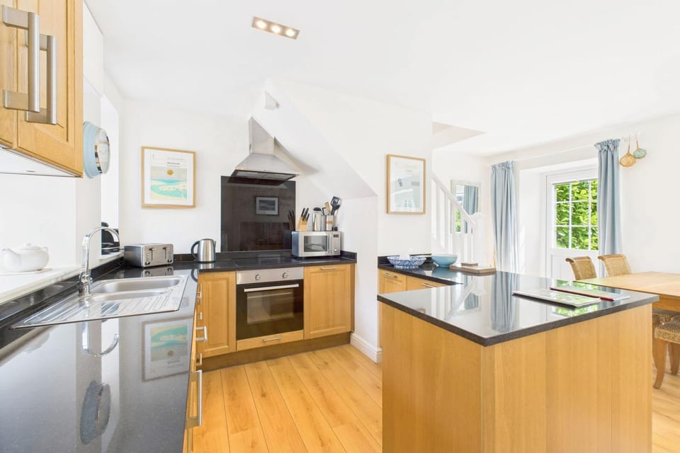 Coffee/tea facilities, Kitchen or kitchenette, Dining area, dishwasher, oven, stove, toaster