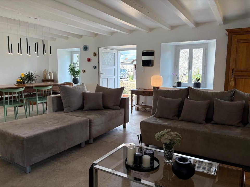Maison de campagne, 136 M2, 4 pers, grande pièce de vie, 2 chambres, 2 salons, Cantal House in Auvergne-Rhône-Alpes