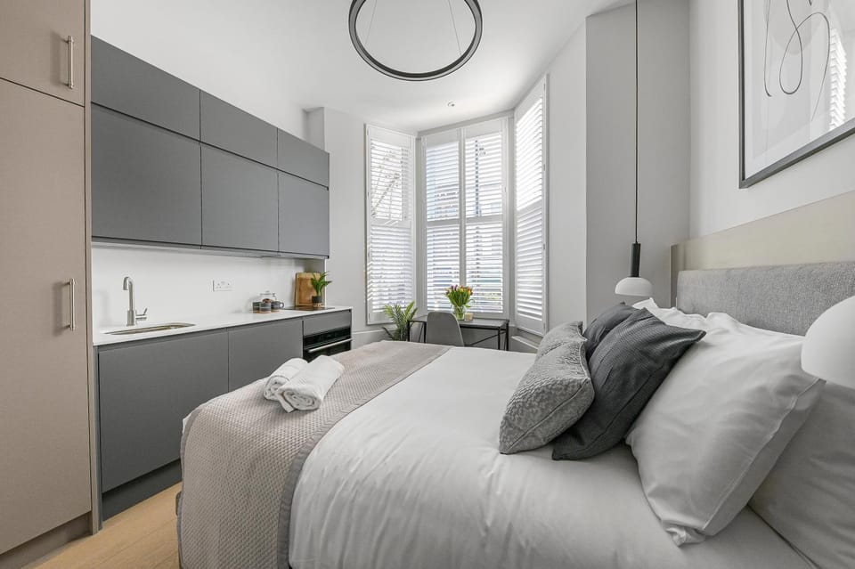 Bed, Kitchen or kitchenette, Photo of the whole room, Seating area, Bedroom, microwave, oven, stove, towels