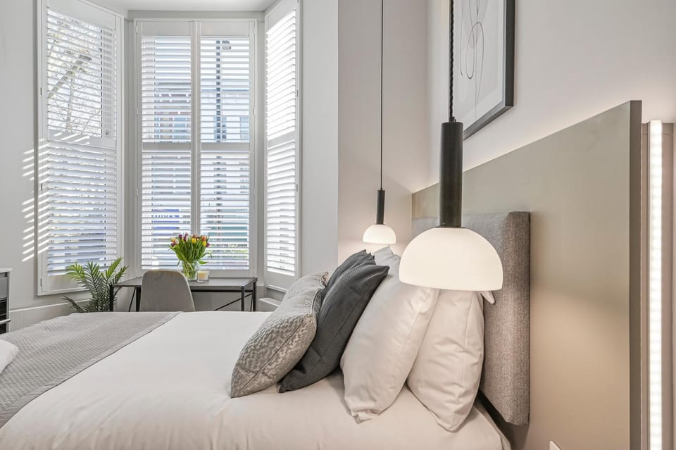Bed, Photo of the whole room, Seating area, Bedroom