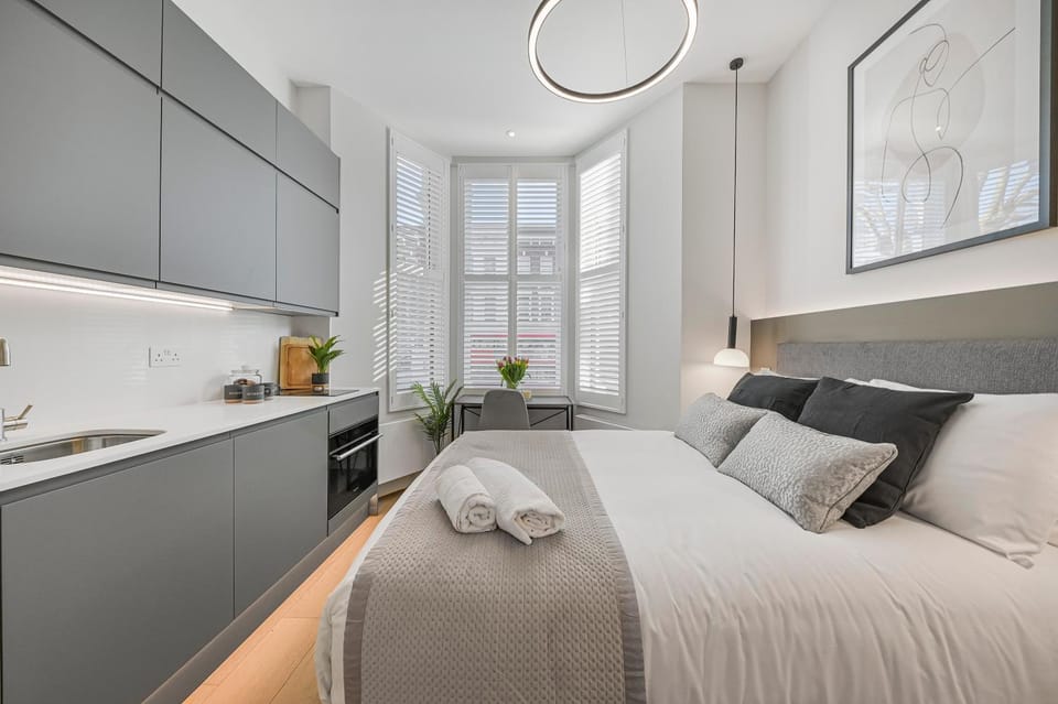 Bed, Kitchen or kitchenette, Photo of the whole room, Seating area, Bedroom, towels