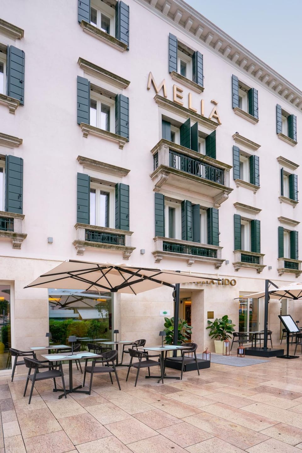 Restaurant/places to eat, Facade/entrance, Balcony/Terrace, Dining area