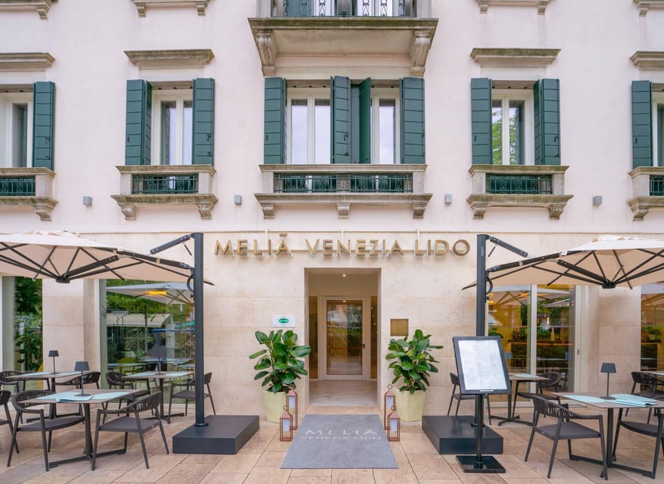 Restaurant/places to eat, Facade/entrance, Balcony/Terrace, Dining area