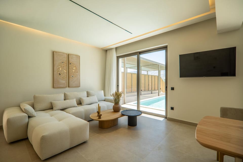 TV and multimedia, Living room, Pool view