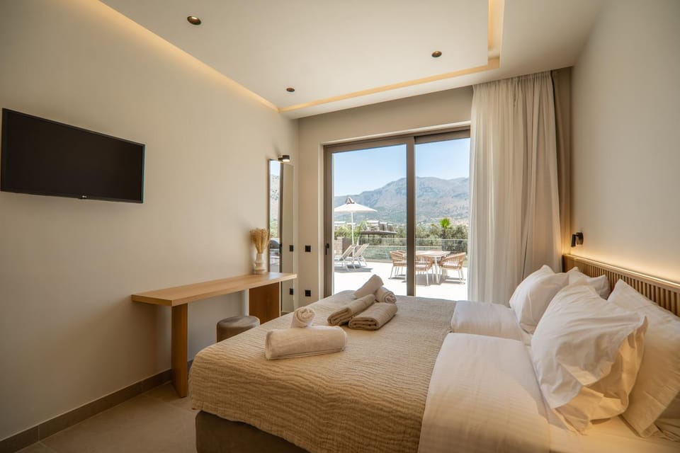 Bed, TV and multimedia, Photo of the whole room, Bedroom, towels
