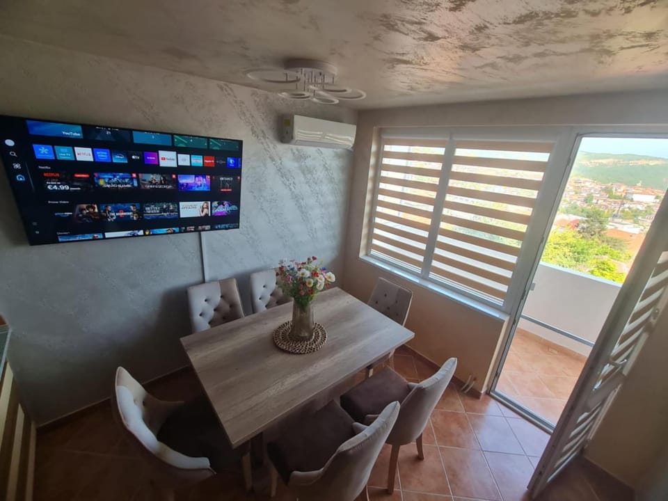 Communal lounge/ TV room, Dining area