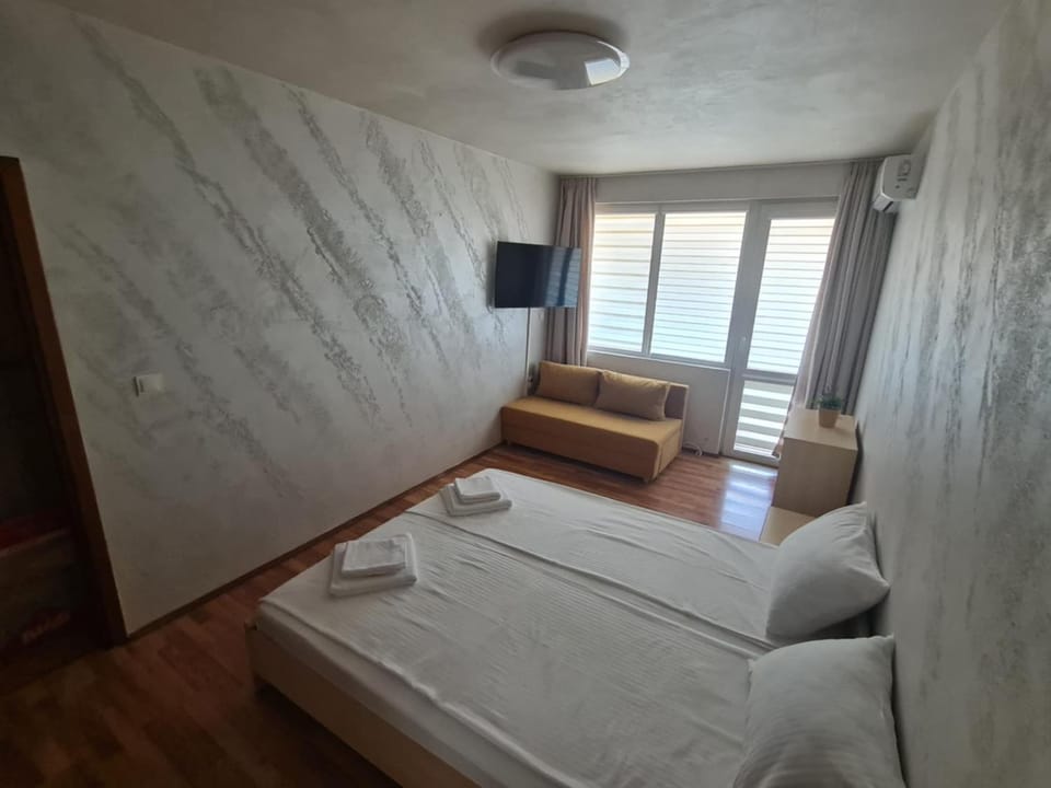 Bed, TV and multimedia, Bedroom