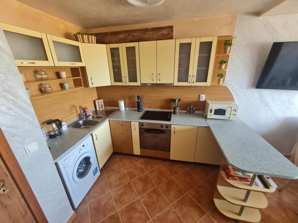 Coffee/tea facilities, oven, stove, washing machine