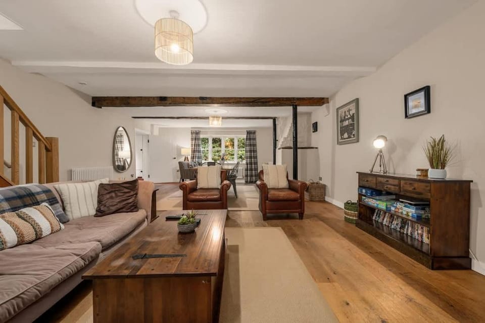 2 Bed Bowdon Cottage Free Parking House in England