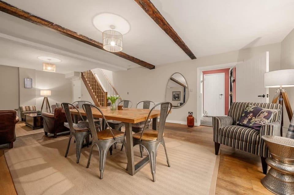 2 Bed Bowdon Cottage Free Parking House in England