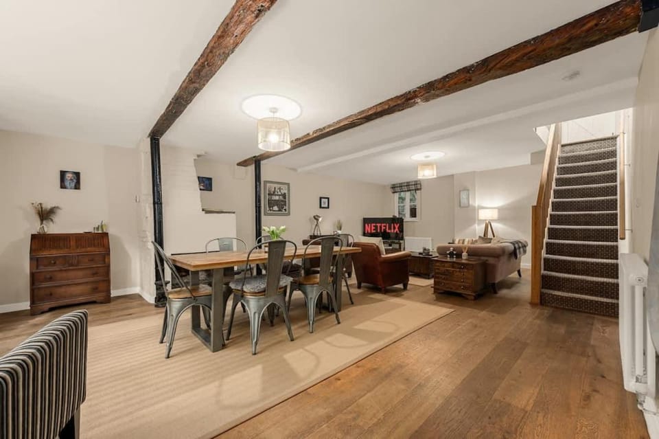 2 Bed Bowdon Cottage Free Parking House in England