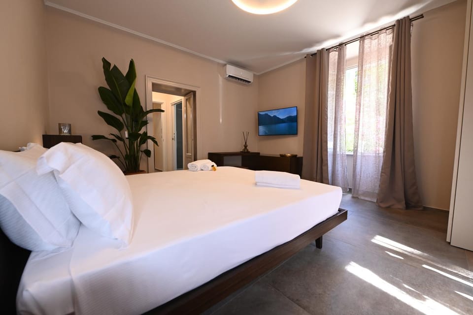 Bed, TV and multimedia, Photo of the whole room, Bedroom, air conditioner
