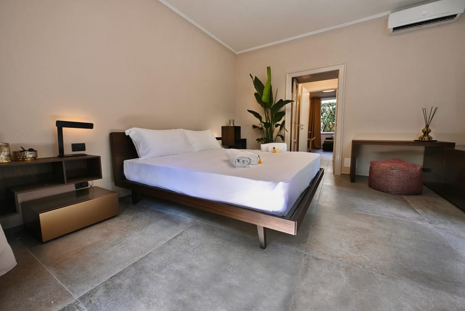 Bed, Photo of the whole room, Bedroom, air conditioner