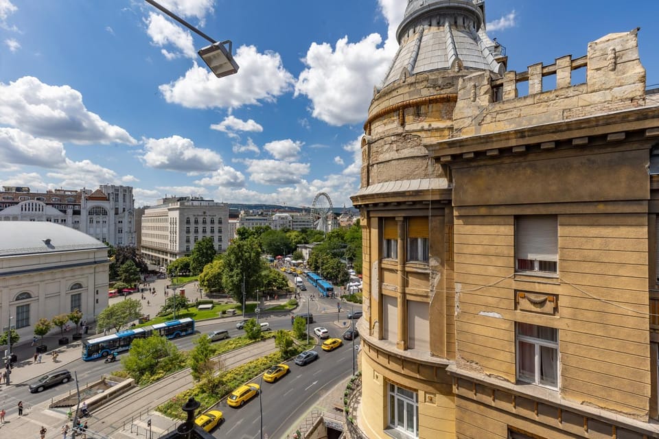 Day, Neighbourhood, Balcony/Terrace, City view, Street view, Location
