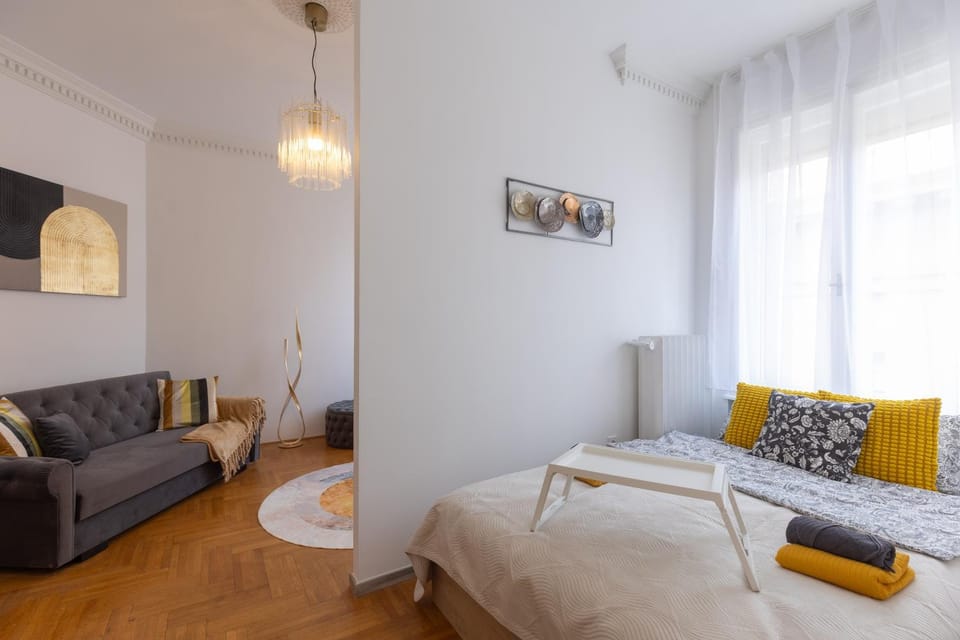 Bed, Photo of the whole room, Seating area, Bedroom