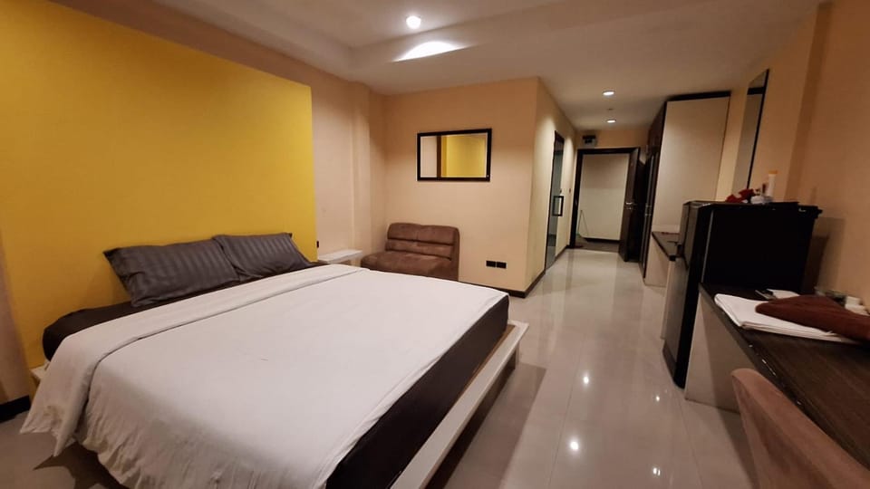 Bed, Seating area, Bedroom