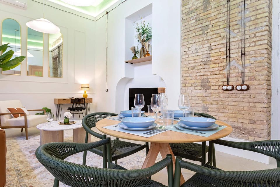 TV and multimedia, Living room, Seating area, Dining area, air conditioner