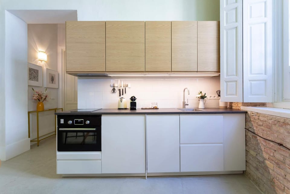 Coffee/tea facilities, Kitchen or kitchenette, dishwasher, oven, stove