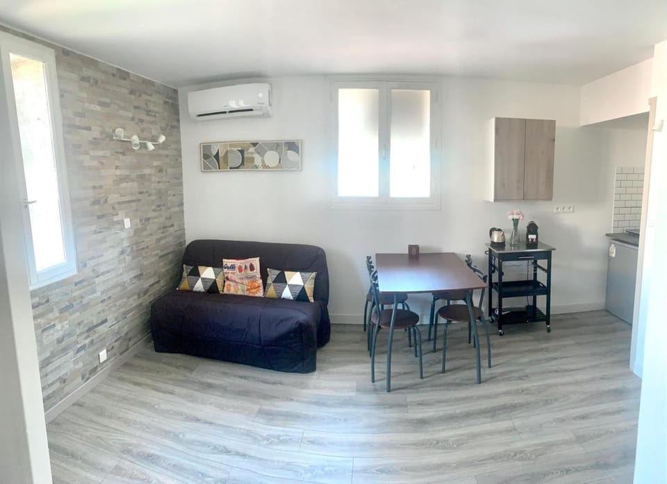 Living room, Dining area, air conditioner