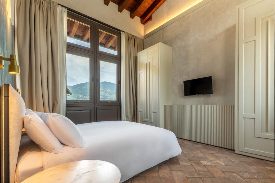 Bed, TV and multimedia, Photo of the whole room, Bedroom