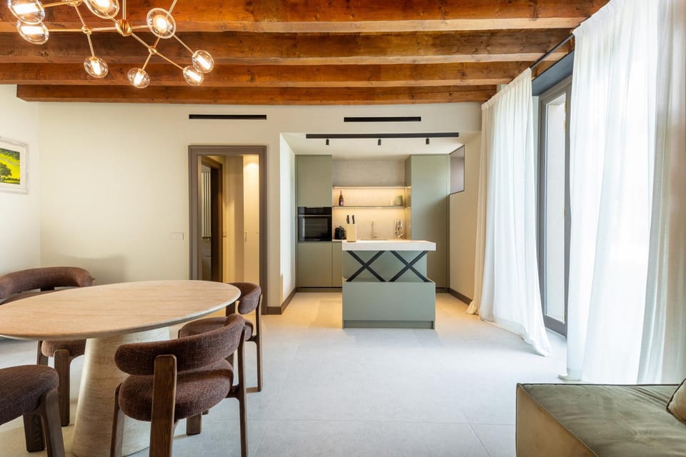 Kitchen or kitchenette, Living room, Seating area, Dining area