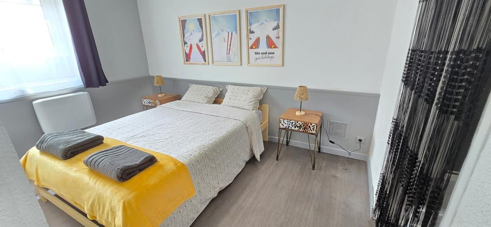 Bed, Bedroom, towels