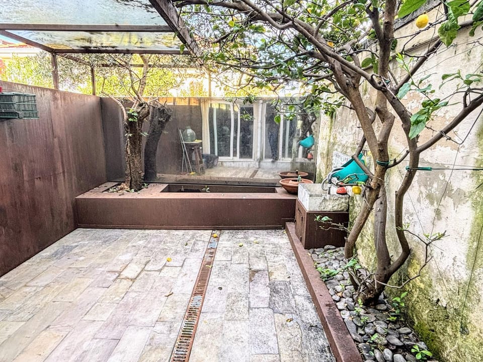 Property building, Patio, Day, Garden, Balcony/Terrace