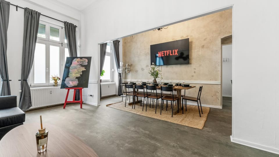 TV and multimedia, Living room, Seating area, Dining area