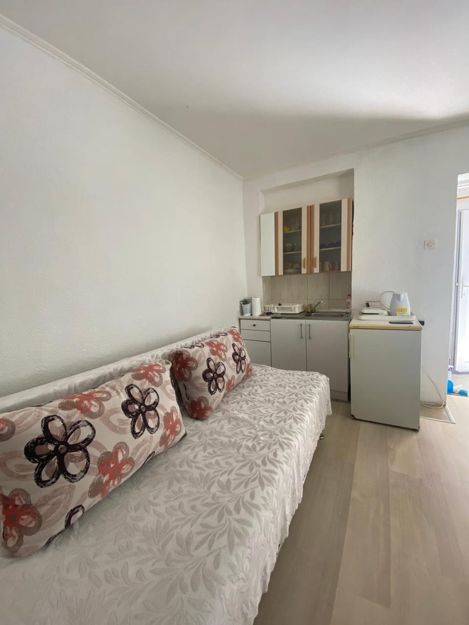 Bed, Kitchen or kitchenette, Seating area