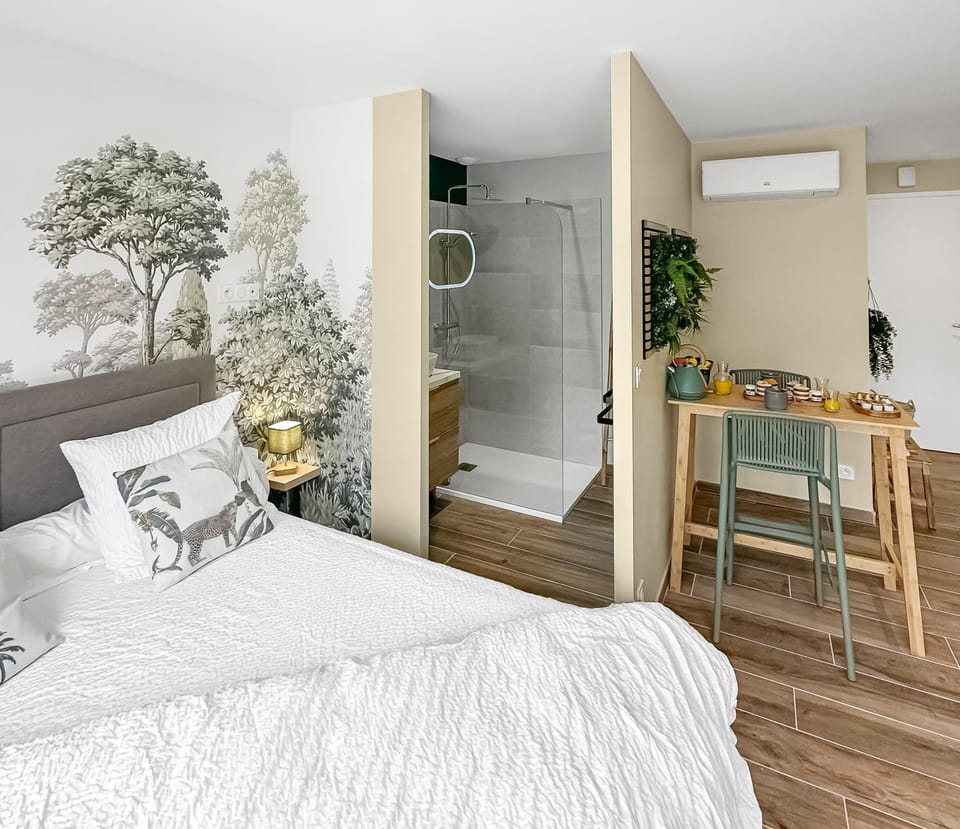 Bed, Photo of the whole room, Bedroom