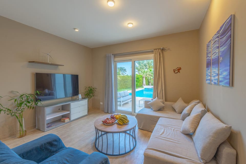 TV and multimedia, Living room, Seating area, Evening entertainment, Pool view, Swimming pool