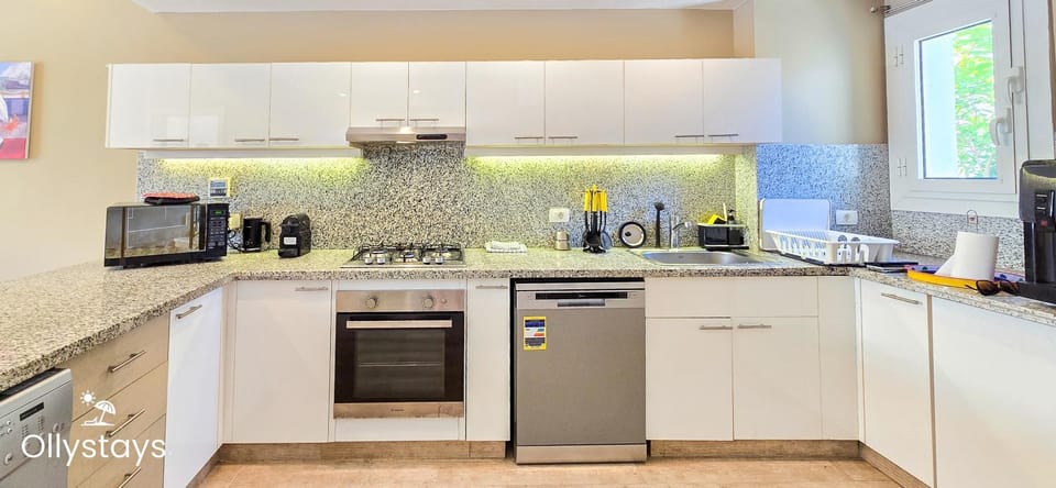 microwave, oven, kitchen