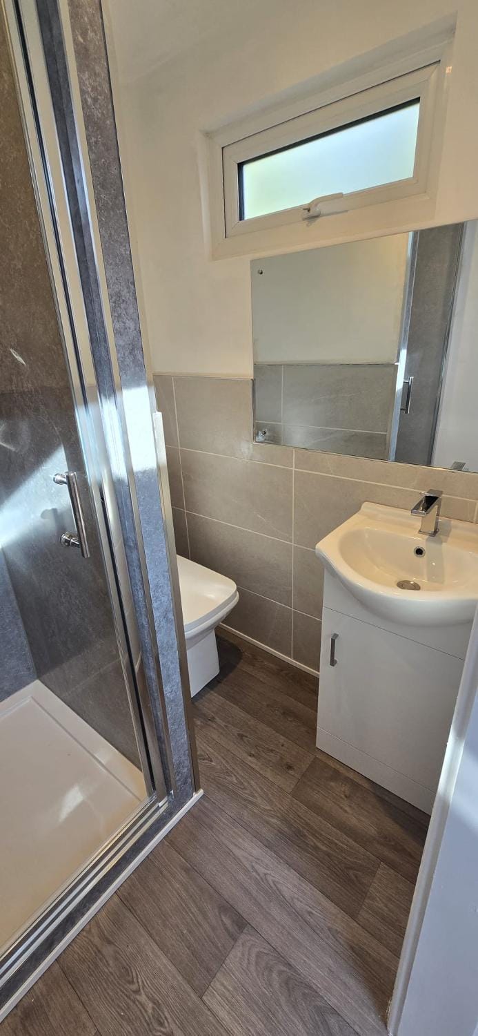 Shower, Toilet