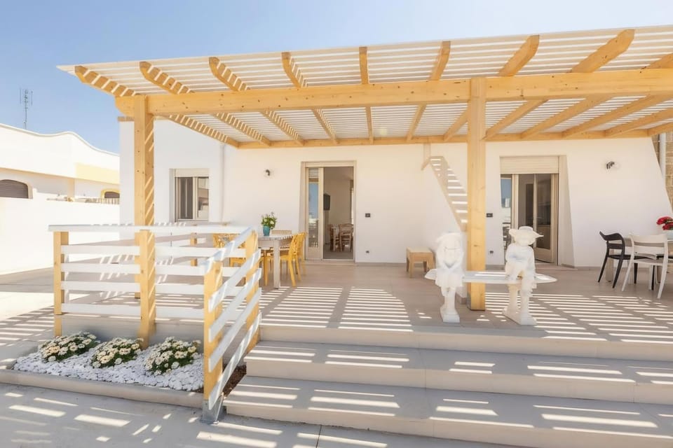 Property building, Patio, Balcony/Terrace
