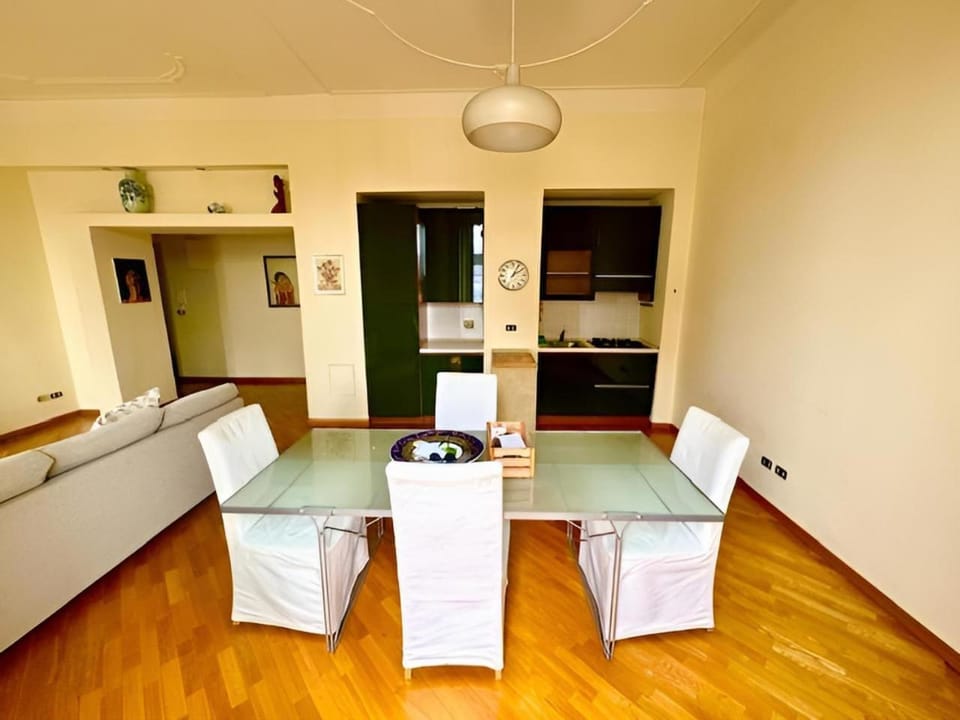Kitchen or kitchenette, Dining area, stove