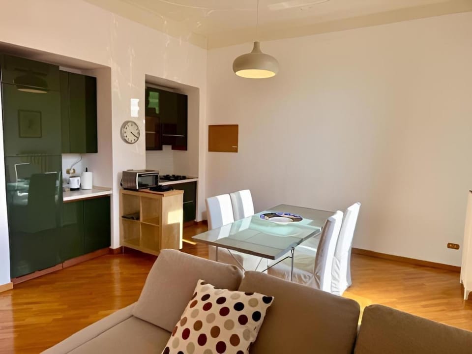 Kitchen or kitchenette, Living room, Seating area, Dining area, stove