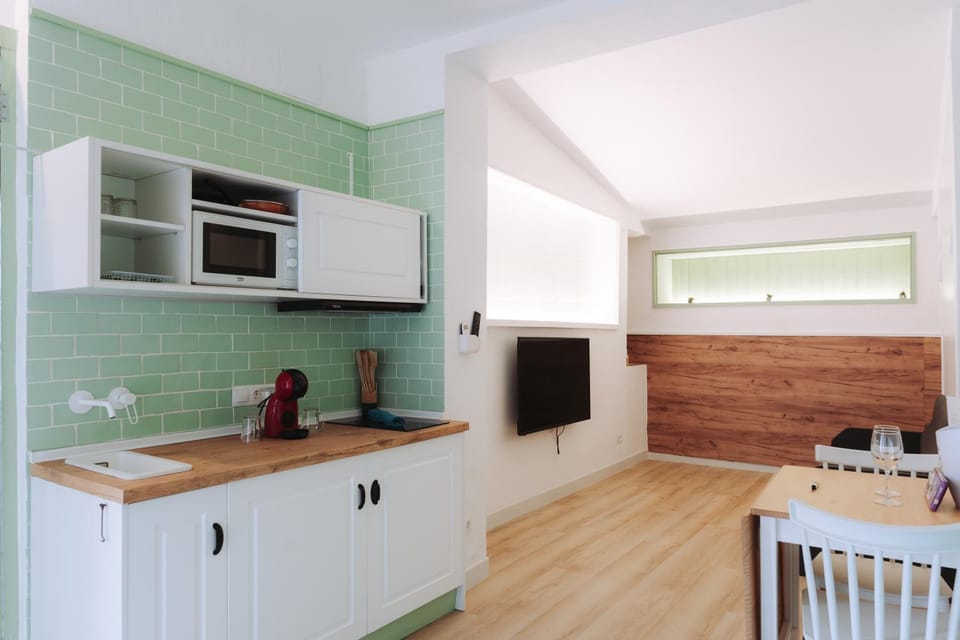 Photo of the whole room, kitchen